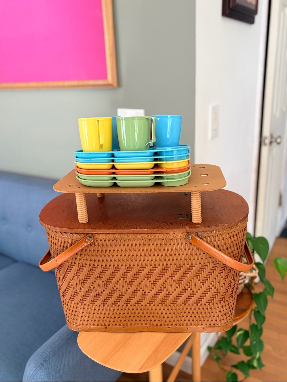 Vintage 1960s Redmon Wicker Picnic Basket Set | 6 Plates + 5 Cups | MCM Retro